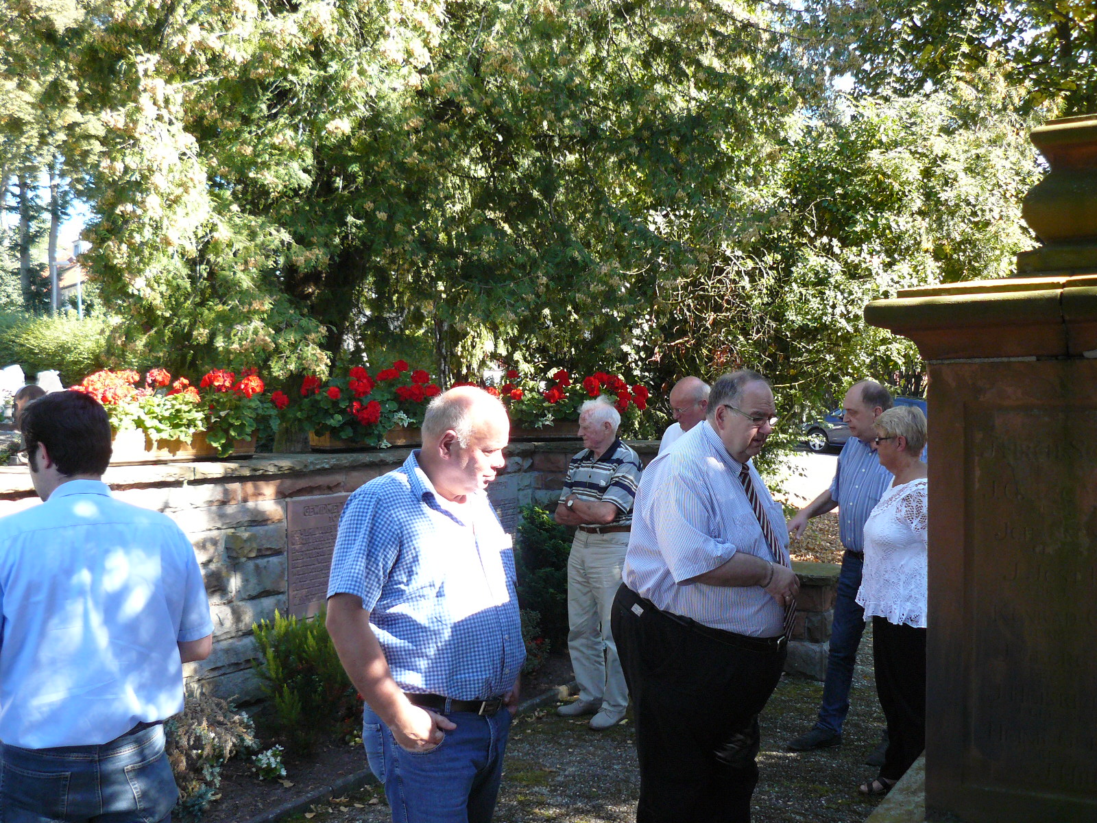 Am Weltkriegs-Denkmal in Röllshausen, August 2016